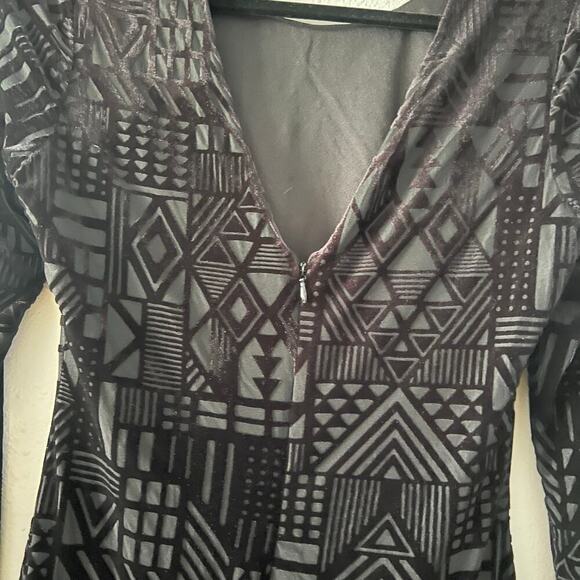 GUESS Black Velvet Dress Size 6 Long Sleeve Beaded Cuffs Old Money Holiday - Picture 6 of 8